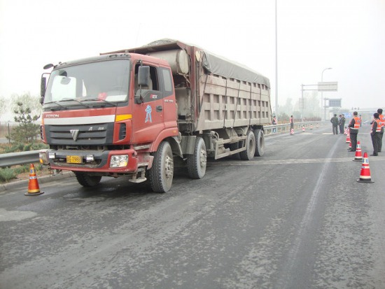 【吉林】整改公路執(zhí)法 為超限開(kāi)綠燈追刑責(zé) 【吉林】整改公路執(zhí)法 為超限開(kāi)綠燈追刑責(zé)